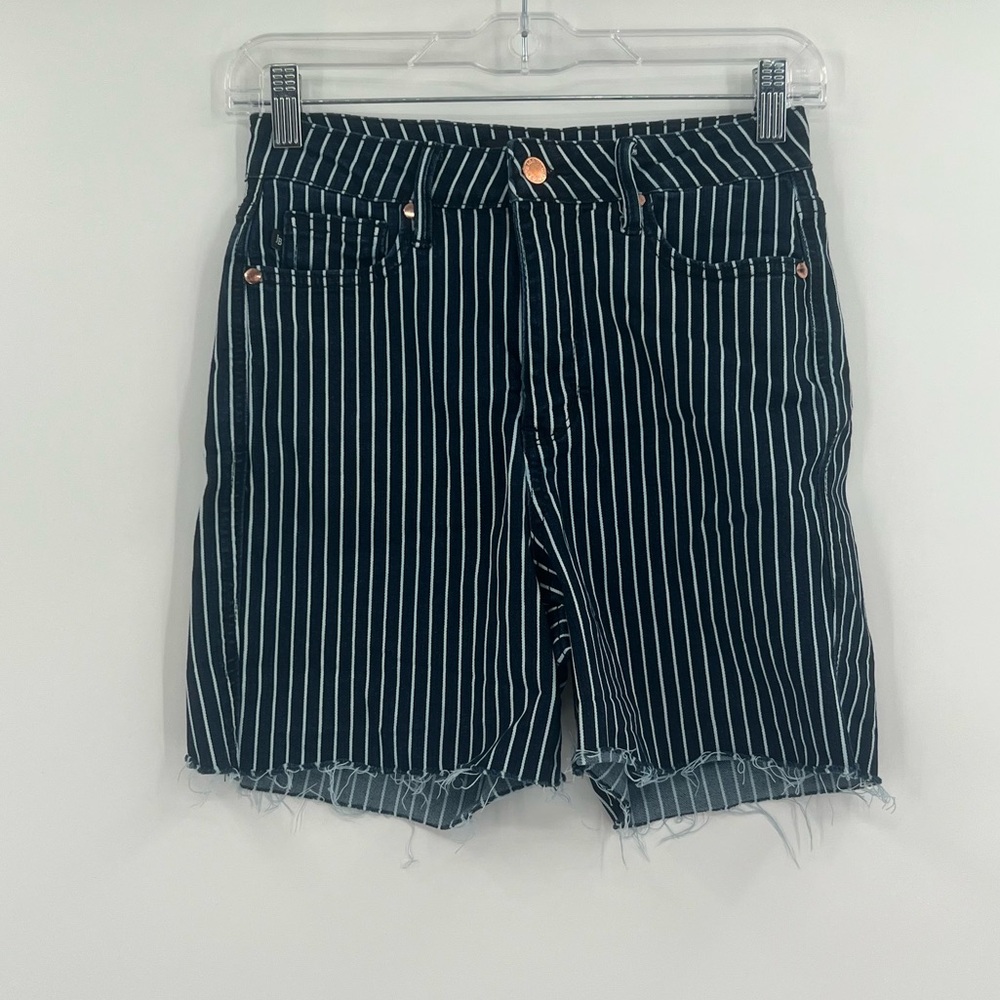 Judy blue pin striped jean shorts‎ 5/27